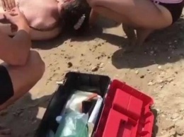 На побережье Мариуполя откачивали 47-летней пьяную женщину, - ФОТО