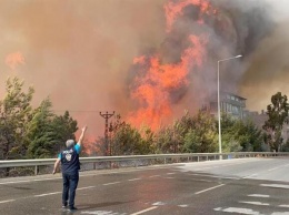 Охваченной лесными пожарами Турции стихия нанесла еще один удар, на этот раз из под земли