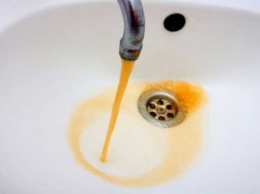 Вода желтая и воняет канализацией - "Киевводоканал" уверяет, что ее можно пить