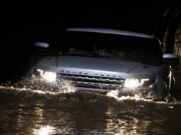Range Rover, который не боится плавать (видео)