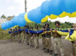 В небо над Авдеевкой в сторону Донецка подняли флаг Украины
