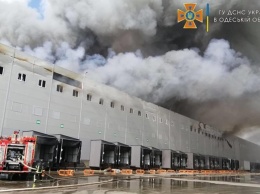 Под Одессой загорелись склады сети супермаркетов