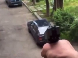 "Сейчас буду стрелять по хохлам": в Киеве мужчина стрелял с балкона и прославлял Путина: его задержали