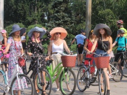В платьях и с сумочками: в Запорожье прошел масштабный велопарад девушек