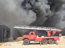 Было много дыма: спасатели рассказали подробности пожара на складах в Нерубайском