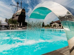 Кристальная вода для летнего релакса: где в Днепре поплавать в бассейне