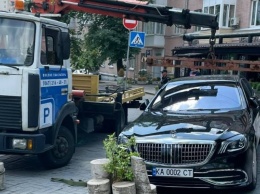 В Киеве эвакуатор забрал на штрафплощадку роскошный Maybach | ТопЖыр