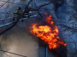 В Запорожье горит многоэтажном дом, пламя тушат полсотни спасателей