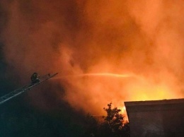 В Запорожье прогремел взрыв, горит многоэтажка (видео)