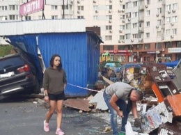 В Киеве на Позняках девушка на BMW несла киоски