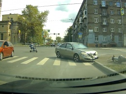 В Питере «Ниссан» сбил светофор и уехал как ни в чем не бывало (видео)