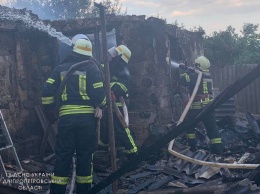 В Новомосковске горел частный дом: пострадал годовалый ребенок и 19-летняя девушка