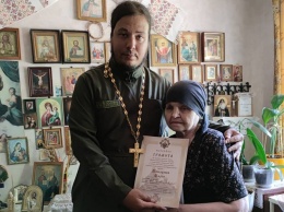 Монахиня из Никополя связала 1 000 пар для бойцов в зоне ООС