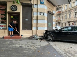 На Молдаванке машина влетела в стену дома: момент ДТП попал на видео