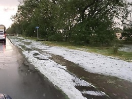 «Снег» в августе и волны на полях: непогода на юге Украины удивила очевидцев