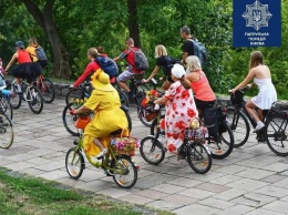 В юбках и на двух колесах: в центре Киева состоялся женский велопробег