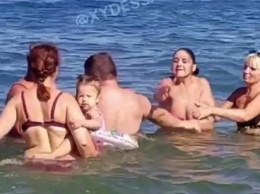 На пляже в Одессе женщины устроили драку
