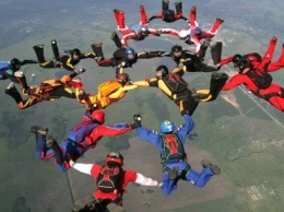 Ко Дню независимости Украины команда парашютистов и ансамбль из Запорожья станцуют в небе гопак