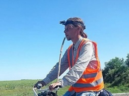 Николаевский изобретатель преодолел почти шестсот километров на велосипеде, играя на сопилке Гимн Украины