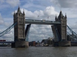 В Лондоне не могут опустить Тауэрский мост