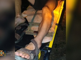 Пробил ногу штырем и завис на заборе: без спасателей не обошлось