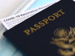 Во Франции обязали граждан иметь COVID-паспорта для посещения ресторанов и поездок на транспорте