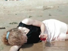 На пляже в Мариуполе спасли сильно пьяную женщину