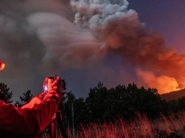 Сицилию засыпало пеплом после нового извержения вулкана Этна