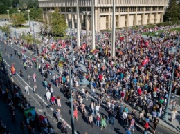 Под парламентом Литвы протестуют из-за коронавирусных ограничений
