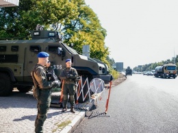 На въездах в Киев появились блокпосты с бронетехникой