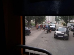 "Жигули" и иномарка не разминулись на узком участке дороги на ул. Западнодонбасской в Павлограде