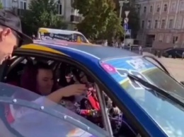В одной из машин, испортивших брусчатку на Софиевской площади, сидела известная рэперша Alyona Alyona