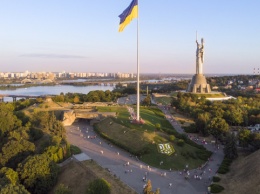 Ко Дню Независимости на самом большом флагштоке Украины устанавливают новый трезубец