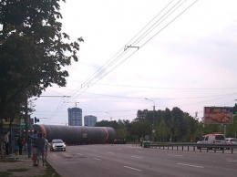 То еще зрелище: в Днепре гигантский грузовик заблокировал Набережную и переезд на Северном