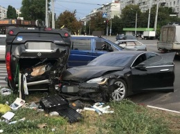 Перевернувшийся на крышу автомобиль и пострадавший пассажир: в Харькове столкнулись "Nissan" и "Tesla", - ФОТО
