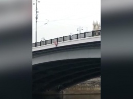 Московские коммунальные рабочие спасли девушку, которая хотела прыгнуть с моста