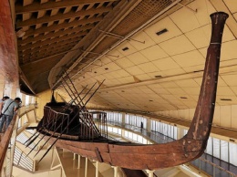 В Египте из гробницы Хеопса извлекли древний 20-тонный корабль и транспортировали его в музей