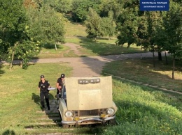 В Запорожье компания подростков угнала автомобиль и бросила его в парке, - ФОТО