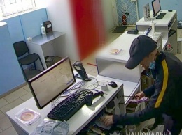 Угрожал ножом: в Киеве мужчина напал на почтовое отделение