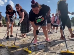 Alyona Alyona пришла на Софийскую площадь отмывать следы от дрифта (ВИДЕО)