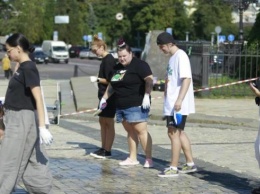 Отмывать Софийскую площадь после дрифта начали волонтеры и певица Alyona Alyona