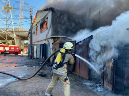 В Киеве случился серьезный пожар: горят авто и гаражи, - ФОТО, ВИДЕО