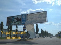 В Херсоне рекламный билборд создает аварийную ситуацию на Бериславском шоссе