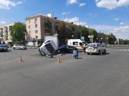 Едва не оторвало кабину: в центре Харькова столкнулись грузовик и легковое авто, - ФОТОРЕПОРТАЖ