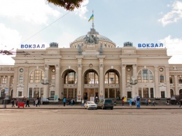 Рассмотрели: с Одесского вокзала требуют убрать советскую символику