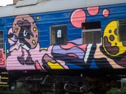 Художник из Херсонской области расписал поезд «Укрзализныци»