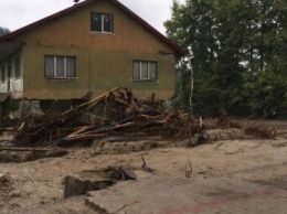 "Потоки смывали дома и машины". После пожаров в Турции начались наводнения. Что происходит в стране