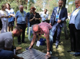 Капсулу времени с посланием от юных ученых и Зеленского заложили в Пуще-Водице