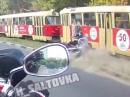 На Журавлевском спуске - ДТП, байкер чудом не влетел в трамвай (видео)