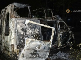 Среди ночи на Новых домах сгорел микроавтобус